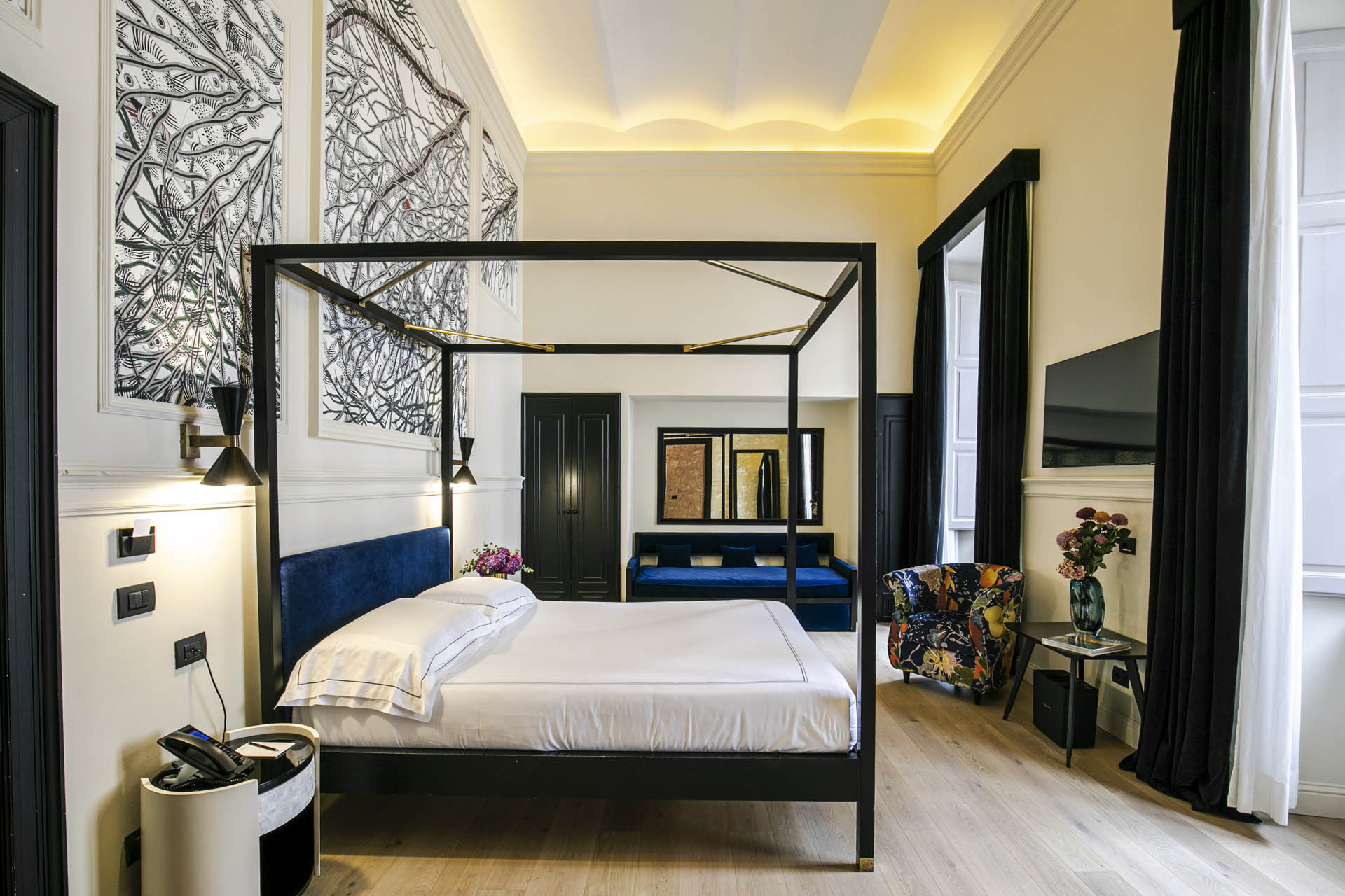 A guest room at Roma Luxus Hotel with a four-poster bed